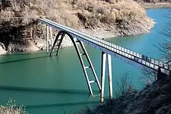 Die Brücke Ponte Morandi bei niedrigem Wasser (von Norden gesehen)