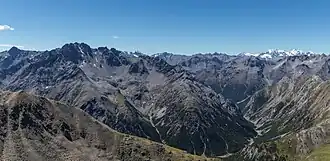 Piz Murtaröl (in der linken Bildhälfte) und unteres Val Mora; rechts hinten die Bernina
