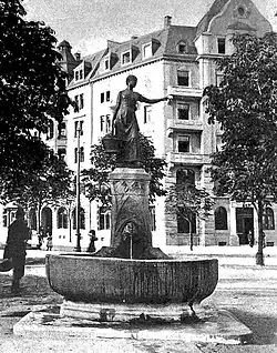 Brunnenskulptur 1907, Helvetiaplatz Zürich. Die Wasserträgerin