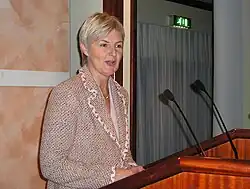 Foto einer Frau an einem Redepult