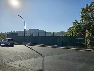 Baustelle für die große Seilbahnstütze am Río Mapocho in Las Condes (2024)