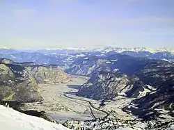 Im Vordergrund links die Rotaliana-Ebene mit der Salurner Klause im Hintergrund