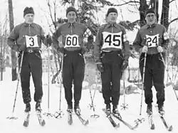 Vier der fünf Langläufer von 1932 (v.&nbsp;l.&nbsp;n.&nbsp;r.): Valmari Toikka, Veli Saarinen, Väinö Liikkanen und Martti Lappalainen