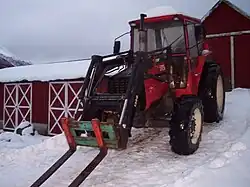 Frontlader: Die Neigung der Frontgabel ändert sich beim Heben nicht. Voraussetzung: hydraulisch verstellbarer oberer Arm auf gleiche Länge wie unterer Arm eingestellt.