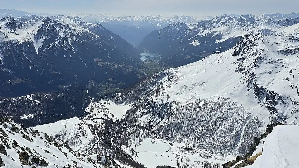Blick nach Süden ins Puschlav mit Alp Grüm, Cavaglia dem gefrorenen Lagh da Palü und dem Lago di Poschiavo im Hintergrund (für Annotationen aufs Bild klicken).