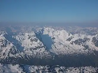 Blick von Norden auf einen Teil des Madererkamms mit dem Valschavieler Maderer (Mitte)