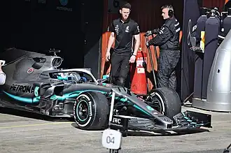 Nahaufnahme des F1 W10 mit Bottas im Cockpit