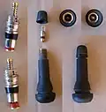 Links: Schrader­ventil­einsatz Mitte und Rechts: Ventil­stutzen zum Ein­setzen in schlauch­lose Kfz-Felgen (im Ver­gleich zum Ventil­einsatz ver­kleinert ab­ge­bildet)