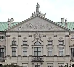 Palais Krasinski, Gartenfassade Giebelrelief
