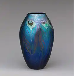 Vase aus Favrile-Glas mit Pfauenfedern (Tiffany-Studios, ca.&nbsp;1900)