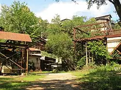 Die stillgelegten Anlagen im Werk Vatter (links sieht man noch das Ende der früheren Seilbahn)