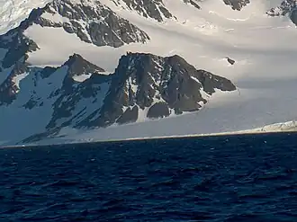Blick von der Bransfieldstraße auf den Vazov Rock