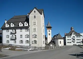 Dorfzentrum mit dem Schloss Demont (links)