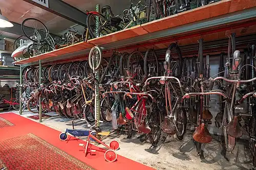 Das begehbare Lager im Untergeschoss mit dem grossen Fundus an Fahrrädern