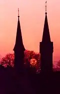 Monduntergang im Mai. Links im Vordergrund die kath. Kirche, rechts die ev. Kirche. Blick nach Westen.