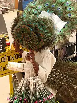 Händler mit Pfauenfedern und -fächern in Thrissur, Indien (2009)