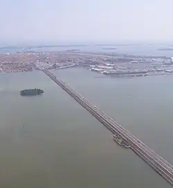 Die beiden Brücken mit den Überresten der 1846 erbauten Batteriestellung und die Insel San Secondo