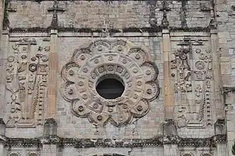 Fenster und Steinreliefs der Fassade