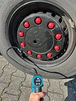 Druckprüfung am Reifenventil.