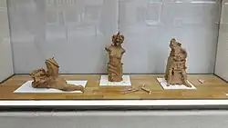 Venus, Nike, Laokoon, Performative Skulptur, 3x ca. 20x20x40, Modellierton (je 10 kg), Modellierwerkzeug, Arbeitstisch, 2014