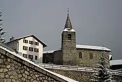Die alte Kirche in Verbier-Village im Winter