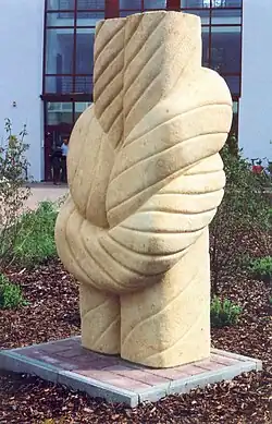 Verbundenheit – Großer Knoten (1995), Reinhardtsdorfer Sandstein, 215&nbsp;cm hoch, 100&nbsp;cm breit, 1. Preis im Wettbewerb Kunst am Bau, Behördenpark in Hoyerswerda
