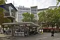 Die Verkehrskanzel am Joachimsthaler Platz, mit Kiosk und U-Bahn-Zugang