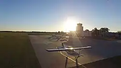 Tower Verkehrslandeplatz Strausberg mit Sila 450 im Vordergrund