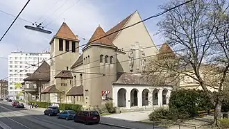 Verklärungskirche (links hinten der Chopinhof)