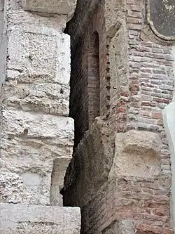 Spalt zwischen Fassade und Außenmauer der Porta Leoni