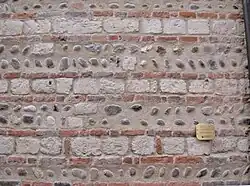 Mauerwerk aus Mauerziegeln, Tuff und Flusskieselsteinen