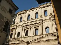 Oberer Fensterbereich