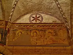 Wanddekorationen und Fresko der drei Erzengel mit Heiligen im Seitenschiff