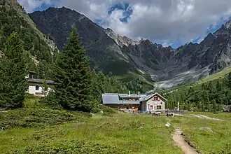 Verpeilhütte, dahinter der Westliche Sonnenkögel (3008&nbsp;m) und rechts das Verpeiljoch (2825&nbsp;m)