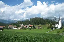Reformierte Kirche Versam am Terrassenende vor der Schlucht