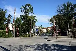 Lichtzeichenanlage mit Vollschranken (mehrteilig) und Hängegitter