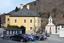 Verwesschloss als Gemeindeamt, Pfarrkirche und Brunnen