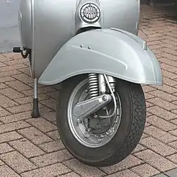 Ansicht der einarmig gezogenen Kurz­schwin­ge mit Stoßdämpfer einer Vespa 150 Sprint.