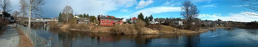 Bei Hønefoss wird aus der Randselva (links) die Storelva (rechts).
