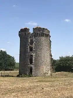 Ruine eines Turms der Burg La Bouère