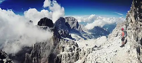 Der Hohe Bocchette-Weg an der Südostseite der Cima Brenta mit Blick auf die Cima Brenta Alta, Cima Tosa und den Crozzon di Brenta