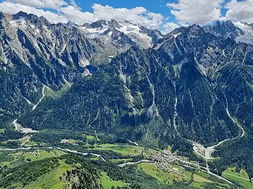 Im Tal das Dorf Vicosoprano, gegenüber der Albigna-Stausee.