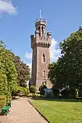 Victoria Tower auf Guernsey mit einem der Geschütze