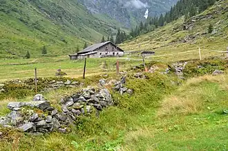 Viehauseralm mit Almhütte und Angereinfriedung