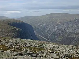 Blick vom südöstlich liegenden Broad Cairn über Dubh Loch auf den Càrn a’ Choire Bhoidheach