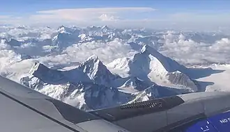 Nun-Kun-Massiv: Lingsarmo links im Bild, in der Bildmitte der Kun sowie rechts davon der Nun