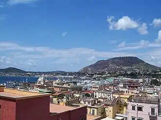 Die Südostseite des Vulkankegels mit dem Monte Barbaro und Pozzuoli im Vordergrund. Am linken Bildrand der Monte Nuovo.