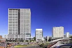 Blick auf den Bahnhofsplatz vor dem Südausgang des Bahnhofs Kariya (November 2022)