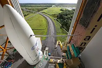 Lange Nutzlastverkleidung der Ariane 5 mit erkennbaren Trennnähten.