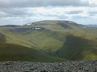Blick vom nördlich benachbarten Càrn an Tuirc über das Garbh Choire zum Glas Maol